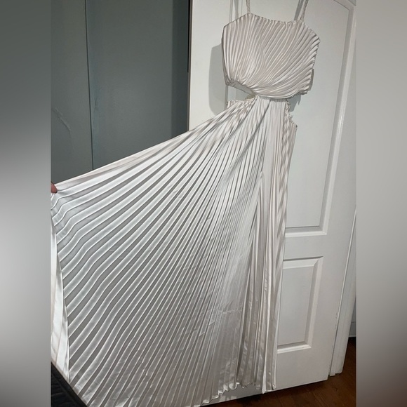 Alice + Olivia Powell Pleated Jumpsuit w/ Cutouts In White Size 12 - Picture 9 of 9